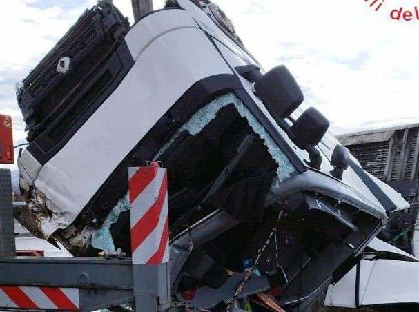 Camion si ribalta sull'A2: ferito il conducente