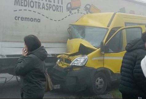 Leno, incidente fra camion e scuolabus: paura per 20 studenti