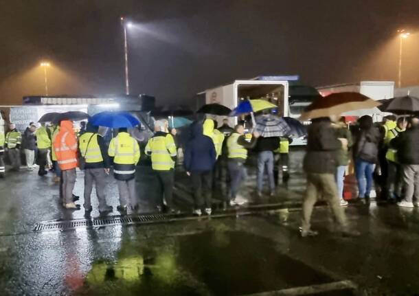 Sciopero al cargo di Malpensa, bloccate le merci e le spedizioni Amazon