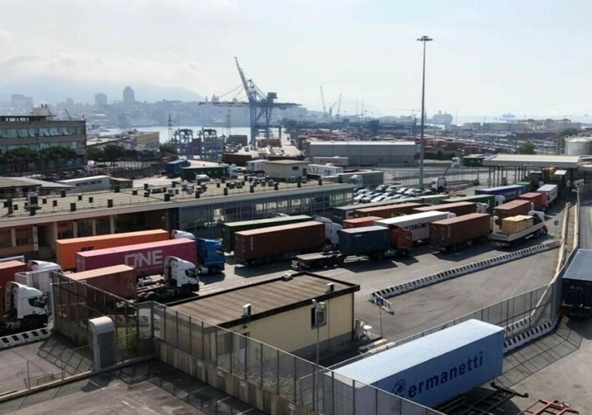 Genova, un tir lumaca per chiedere un autoparco: la protesta degli autotrasportatori