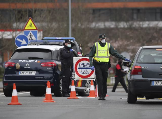 Siviglia, camion travolge posto di blocco della polizia: sei morti