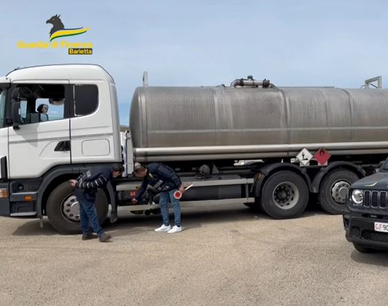 Furto e contrabbando di gasolio a Barletta: denuncia per due autotrasportatori