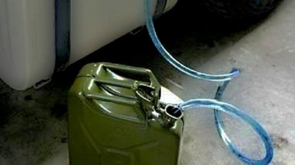 Rubano la benzina dai mezzi della ditta: arrestati 3 camionisti