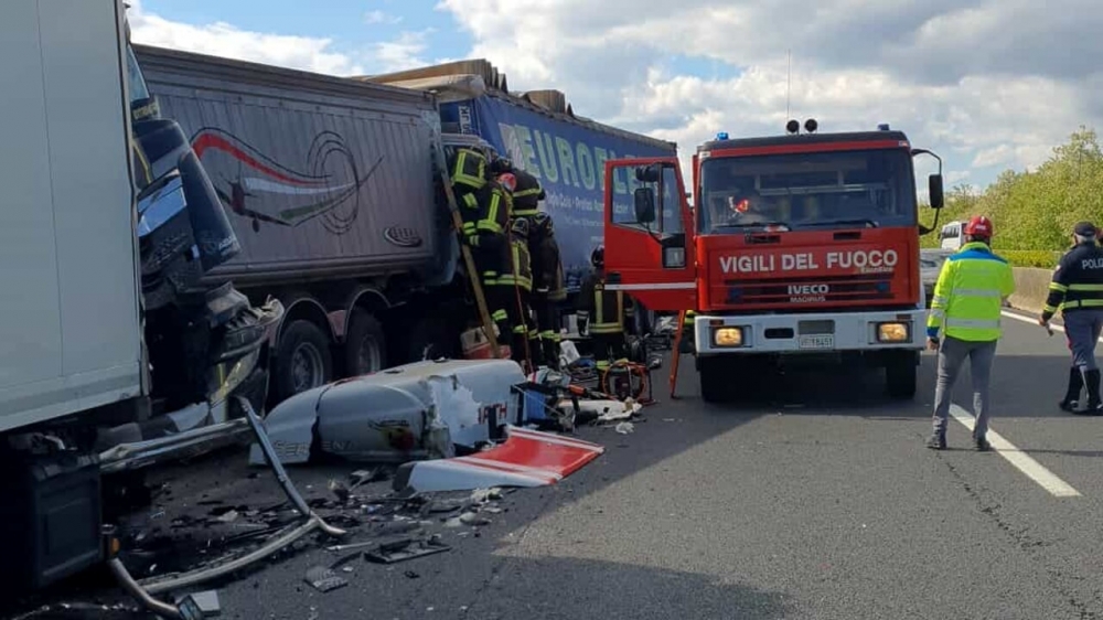 Scontro tra quattro tir sull'A1: un morto e tre feriti