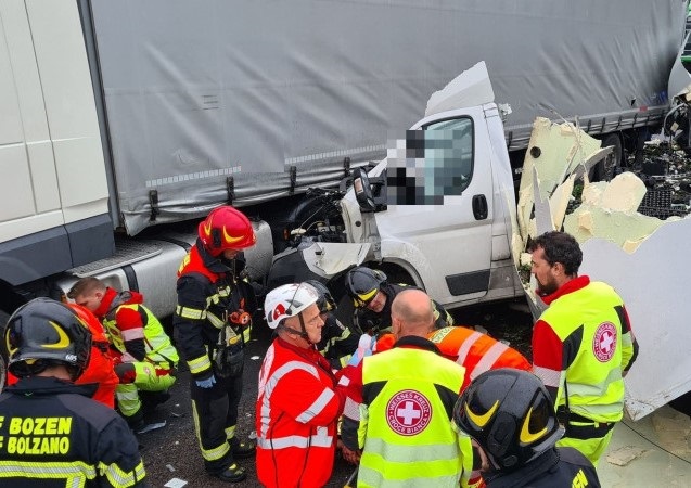 Pauroso schianto sull'A22 tra un camion e un furgone