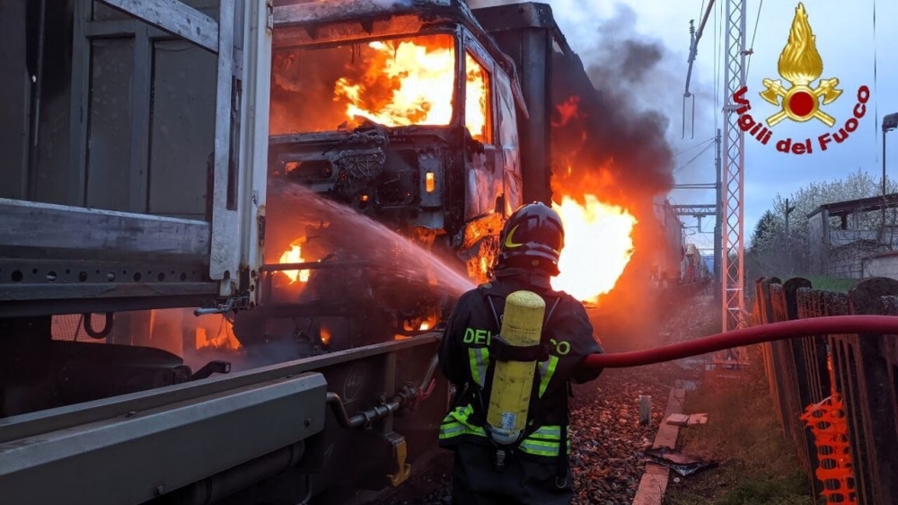 Fiamme su un treno merci: circolazione sospesa tra Novara e Domodossola