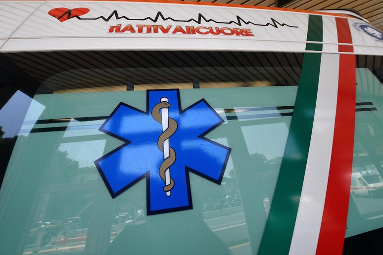 Tragico incidente tra un furgone e un camion sulla A10