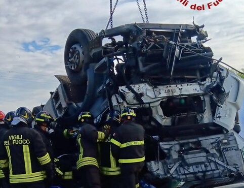 Camion con acido travolge un'auto: un morto e sette intossicati a Piacenza
