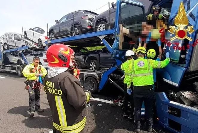 Grave incidente sull'A1, coinvolti quattro camion e tre auto: due morti