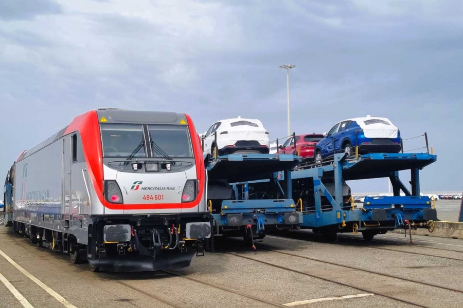 Polo logistica FS: le nuove locomotive Traxx Universal DC a Gioia Tauro