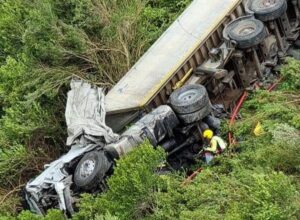 Alghero, tir precipita da un cavalcavia: morto il camionista