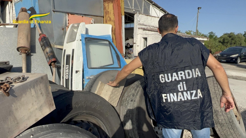 Illecita gestione dei rifiuti: la Guardia di Finanza sequestra area aziendale di autotrasporto a Ortona