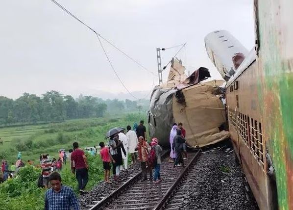 Grave scontro tra treno merci e passeggeri in India: 18 morti