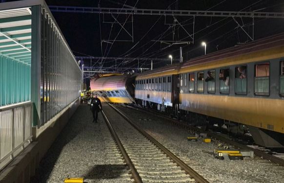 Repubblica Ceca, scontro tra un treno passeggeri e un convoglio merci lascia 4 i morti e decine i feriti