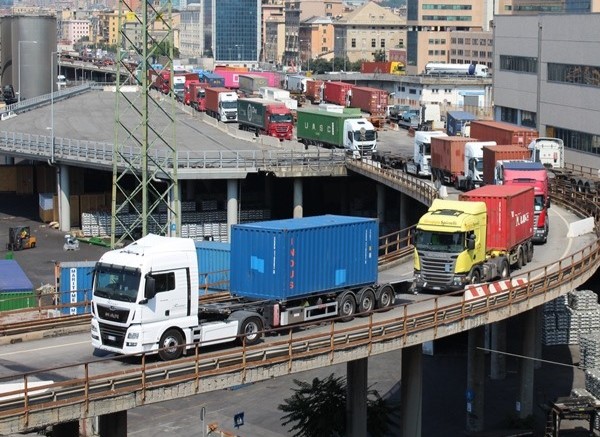 Autotrasporto, sovrapprezzo confermato a Genova ma l’Autorità portuale apre la mediazione