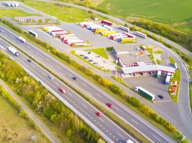 La Commissione Europea promuove uno studio per la la carenza di parcheggi sicuri per camion