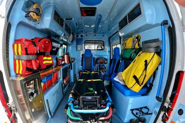 Operaio colpito dalla sponda del camion, grave incidente a Trieste