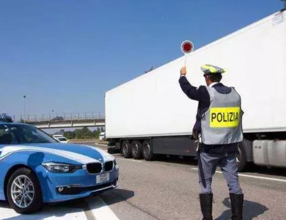 Imperia: camionista multato per 43 infrazioni e 17mila euro di sanzioni