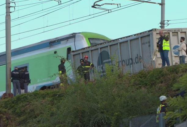 Milano, treno merci perde un container e urta treno passeggeri