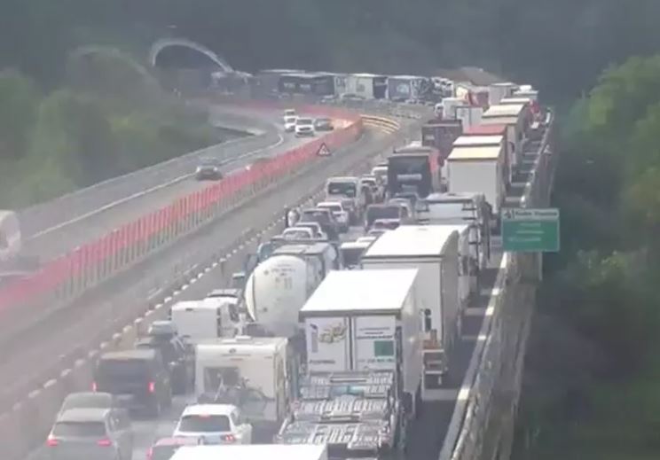 Camion a fuoco su autostrade liguri, chiuso tratto A26