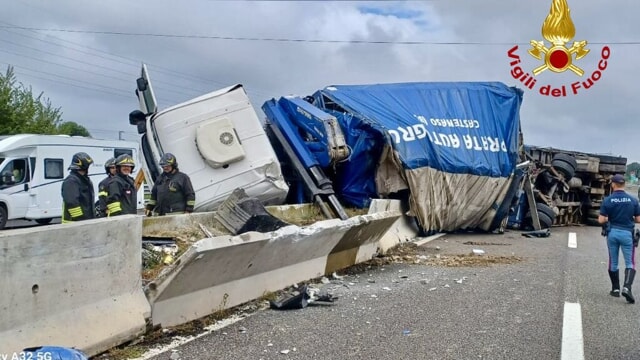 Caos in A1, camion si ribalta sul jersey