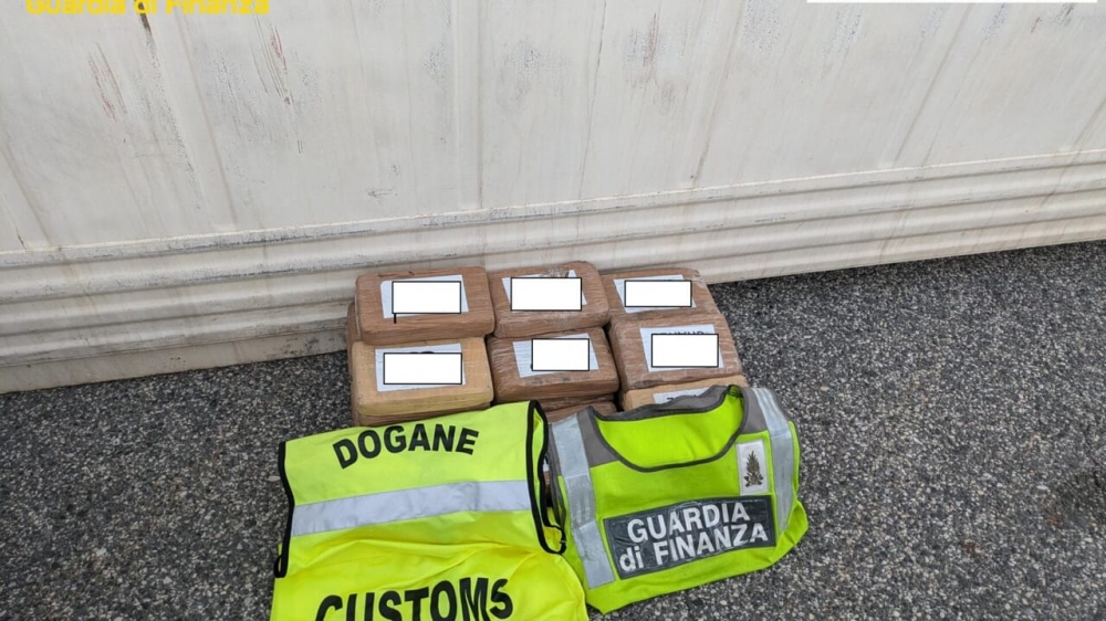40 kg di cocaina in un container: maxi sequestro al porto di Livorno