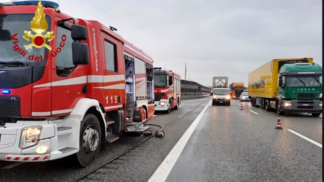 Schianto fra quattro camion sulla A4: traffico in tilt