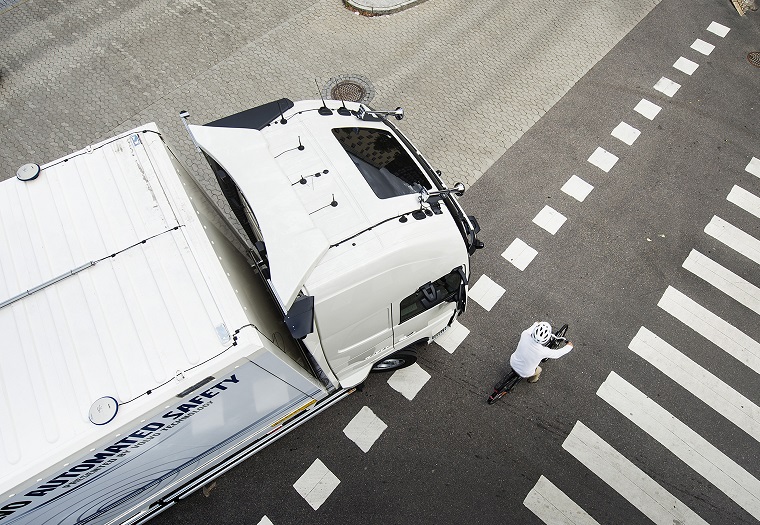 Volvo Trucks lancia i sistemi di sicurezza di nuova generazione per proteggere pedoni e ciclisti