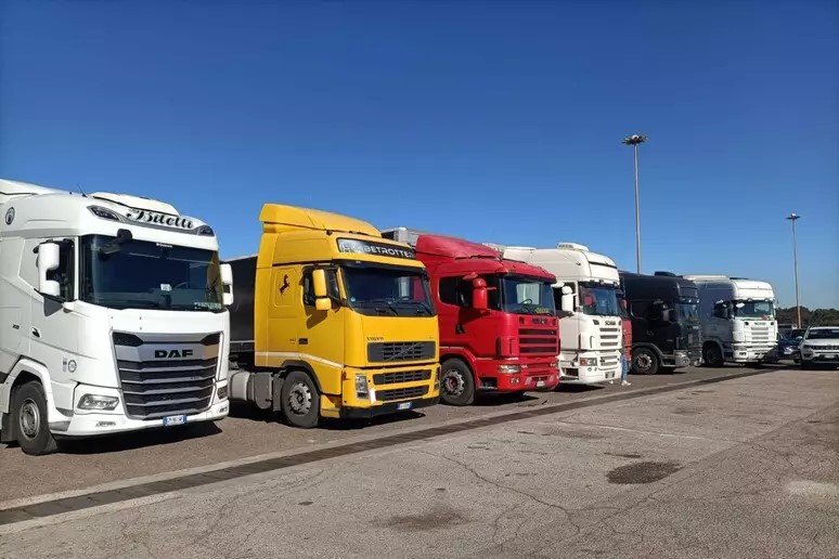 Protestano autotrasportatori ex Ilva contro il ribasso dei prezzi
