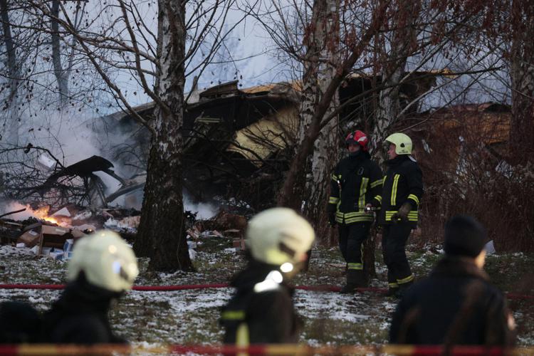 Aereo merci si schianta contro palazzo vicino Vilnius