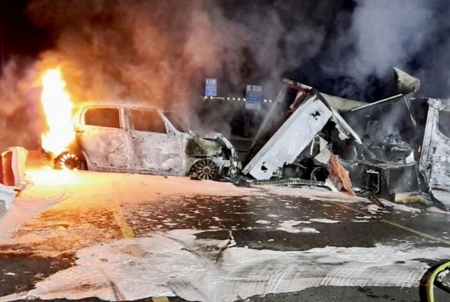 Piacenza, rapina al magazzino Dhl con armi, camion rubati incendiati e chiodi in strada