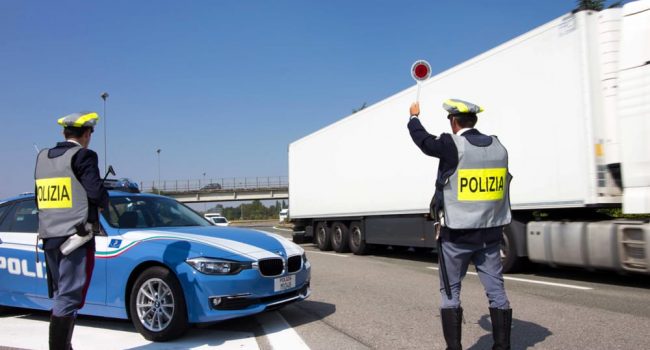 Genova: viaggia sulla A7 con autorizzazione contraffatta, maxi sanzione da oltre 4.000 euro