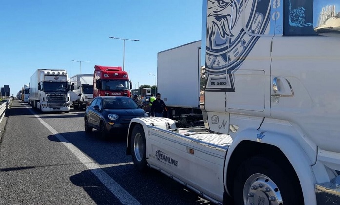 A Napoli la protesta dei tir ''lumaca'' manda il traffico in tilt