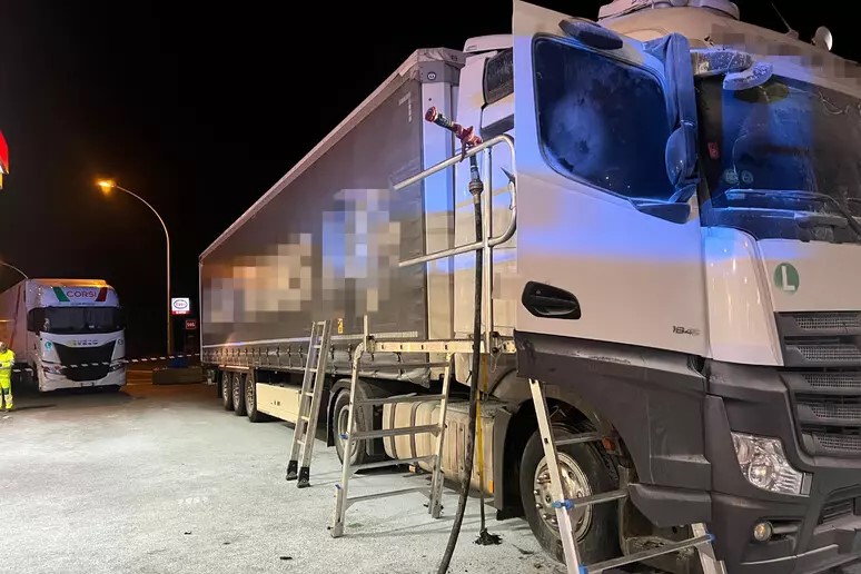 Camion fermo in Autobrennero prende fuoco, muore camionista