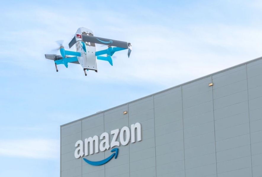 Amazon, completato con successo il primo volo di prova per le consegne con i droni in Italia