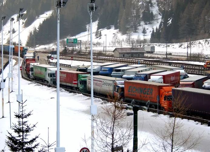 Trasporto merci su strada: UE apre procedura d'infrazione contro l'Italia