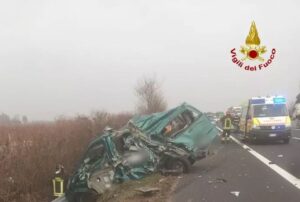 Scontro in A4 tra furgoncino e camion: un morto e tre feriti