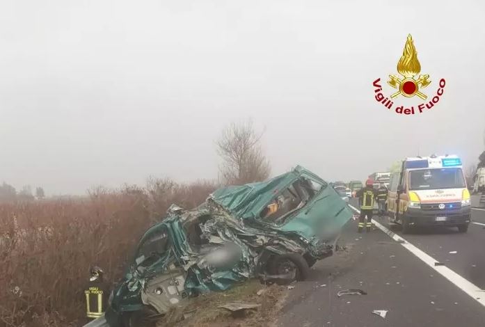 Scontro in A4 tra furgoncino e camion: un morto e tre feriti