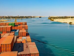 Drastico calo del traffico navale nel canale di Suez