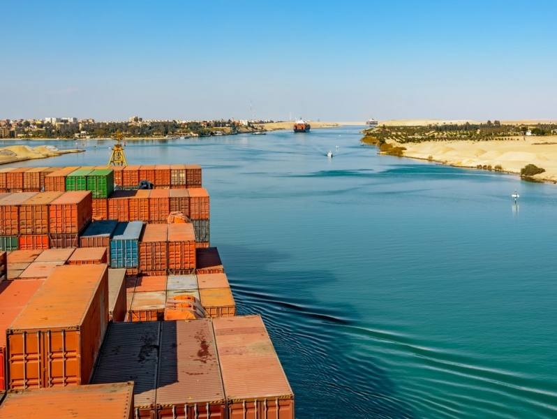 Drastico calo del traffico navale nel canale di Suez