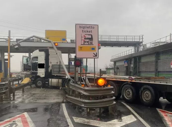 Camion distrugge un casello in A4, nessun ferito
