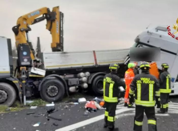 A14, scontro tra due camion: morto operaio di un cantiere