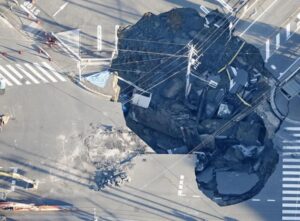 Giappone, voragine a nord di Tokyo: camionista intrappolato da 3 giorni