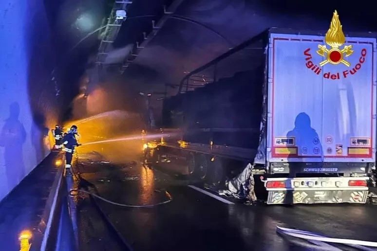 A23, camion in fiamme in galleria: disagi per la cisrcolazione