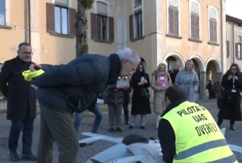Un drone per consegnare campioni di sangue sul lago d'Iseo