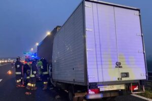 A13, incidente mortale tra camion e furgone