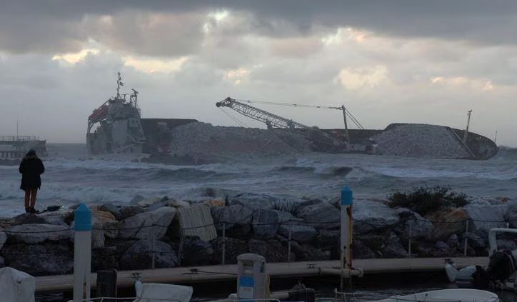 Nave cargo si arena a Marina di Massa, si valuta danno ambientale