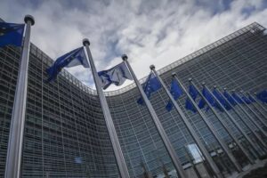 Commissione Ue su dazi merci: ''No a barriere ingiustificate, collaboriamo con gli Usa''