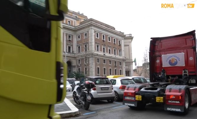 Protesta dei tir a Roma, i mezzi pesanti raggiungono il MIT