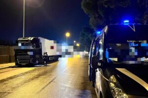 Bari, ubriaco alla guida del tir: camionista denunciato